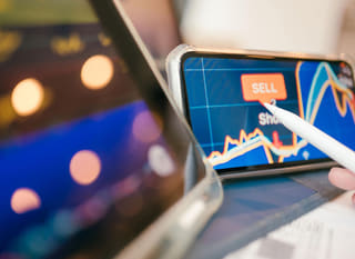 Profissional de multimercado avaliando alternativas em Bitcoin, Ethereum e forex