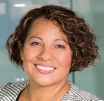 Claire Ashford, chefe de compliance em uma empresa de regulação financeira, headshot.